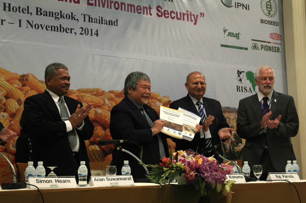 From left to right: Awan Suwannarat (Inspector General, DoA Thailand), Hiroyuki Konuma (Acting DG, FAO-RAP), Raj Paroda (Ex-secretary, APAARI) and Thomas Lumpkin (DG, CIMMYT) reveal the accompanying Books of Extended Summaries and Abstracts in the opening session of the 12th Asian Maize Conference.